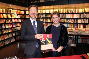 La grande-duchesse Maria Teresa de Luxembourg et Stéphane Bern en dédicace de leur livre «Un amour souverain» à la Librairie Galignani à Paris, le 3 décembre 2021 