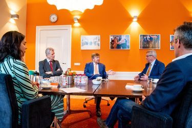 Le roi Willem-Alexander des Pays-Bas au siège de l'Oranje Fonds à Utrecht, le 15 février 2022