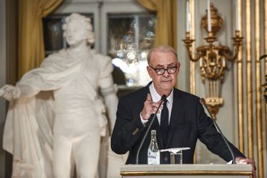 A 69 ans, Patrick Modiano a reçu en 2014 le prix Nobel de littérature, devenant le quinzième auteur français à obtenir la distinction. L’écrivain, qui a publié à la rentrée «Pour que tu ne te perdes pas dans le quartier»,  a été récompensé pour «l&#039;art de la mémoire avec lequel il a évoqué les destinées humaines les plus insaisissables et dévoilé le monde de l&#039;Occupation», a salué l&#039;Académie suédoise. Outre un succès en librairie, Patrick Modiano a emporté la récompense de huit millions de couronnes (environ 878.000 euros). 