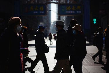 Des passants marchent à Shanghai. 