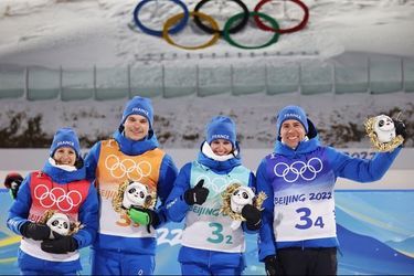 L'équipe du relais mixte de biathlon médaillée d'argent.