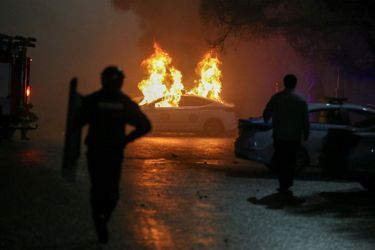 Une voiture de police incendiée lors de manifestations au Kazakhstan.