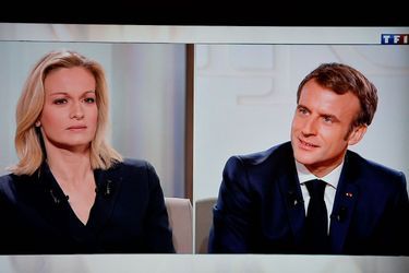 Emmanuel Macron face à Audrey Crespo-Mara lors de son interview diffusée mercredi sur TF1 et LCI.
