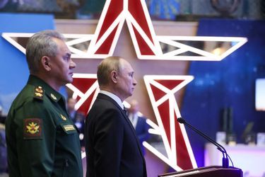 Le président russe Vladimir Poutine et ministre de la Défense, Sergueï Choïgou, lors d'une présentation de l'armée, à Moscou, ce mardi 21 décembre 2021. 