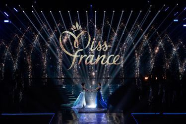 Le suspense est à son comble, quelques minutes avant le couronnement de Miss Ile-de-France, Miss France 2022.