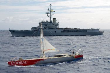 Nouvel exploit en 2007, avec son tour de l’hémisphère Sud à la voile et à contre-courant. Elle est ici « saluée » par un navire de la marine nationale. 