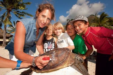 En 2012, entourée d’enfants de Moorea (Polynésie française), elle baptise du prénom de son fils aîné une tortue verte soignée après une blessure au harpon.