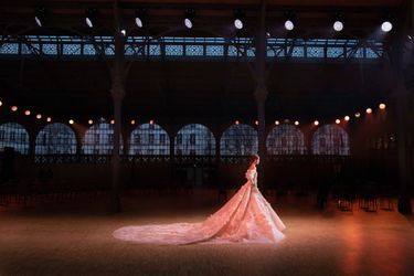 La robe de mariée Elie Saab nécessite 4mètres de traîne, 35000sequins, 10000pétales en organza de soie. Un rêve… et 580heures de travail. 