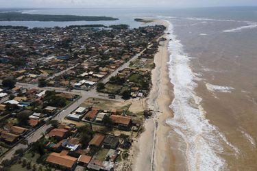 La citée balnéaire d&#039;Atafona, au nord de Rio de Janeiro (Brésil), disparaît peu à peu sous les eaux, victime de la montée du niveau de la mer.