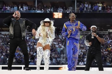 Dr. Dre, Mary J. Blige, Snoop Dogg et 50 Cent lors de la mi-temps du Super Bowl à Inglewood le 13 février 2022