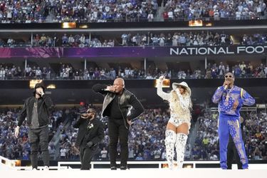 Eminem, Kendrick Lamar, Dr. Dre, Mary J. Blige et Snoop Dogg lors de la mi-temps du Super Bowl à Inglewood le 13 février 2022