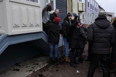 Stéphane Claireaux devant son domicile à Saint-Pierre et Miquelon, pris à partie par des manifestants.
