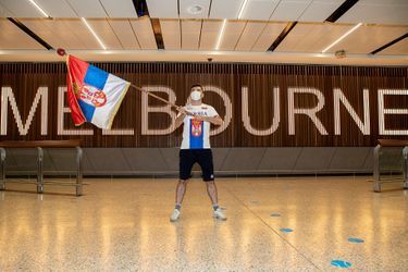Un supporter de Novak Djokovic manifeste son soutien à l'aéroport de Melbourne. 