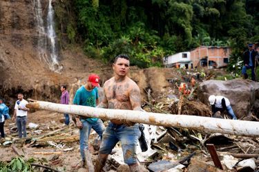 De fortes pluies ont provoqué à l&#039;aube l&#039;éboulement d&#039;un pan de montagne sur des habitations sommaires de la localité de Dosquebradas, dans le département de Risaralda, en Colombie.