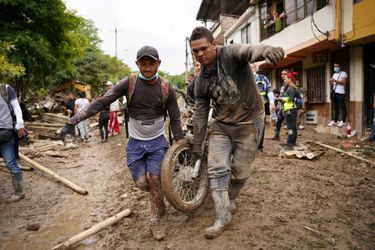 De fortes pluies ont provoqué à l'aube l'éboulement d'un pan de montagne sur des habitations sommaires de la localité de Dosquebradas, dans le département de Risaralda, en Colombie.