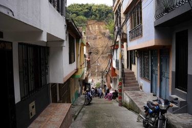 De fortes pluies ont provoqué à l'aube l'éboulement d'un pan de montagne sur des habitations sommaires de la localité de Dosquebradas, dans le département de Risaralda, en Colombie.