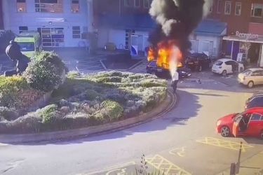 Les images de vidéosurveillance de la scène montrent David Perry, sonné, quittant son véhicule juste après son explosion devant la maternité de Liverpool (nord de l&#039;Angleterre) dimanche dernier.