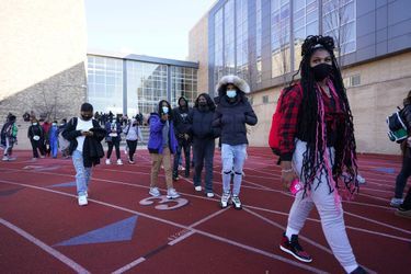 Les élèves du lycée Dunbar à Washington ont été évacués après une alerte à la bombe, le 8 février 2022.