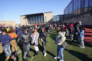 Les élèves du lycée Dunbar à Washington ont été évacués après une alerte à la bombe, le 8 février 2022.