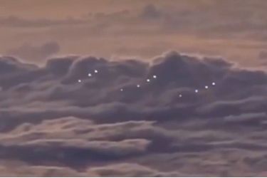 Ces lumières en formation ont été filmées depuis un avion volant à proximité de la mer de Chine. 