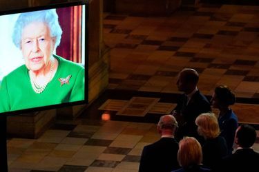 À Glasgow, en Écosse, le 1er novembre, l’écran retransmet le discours enregistré par la souveraine depuis le château de Windsor.