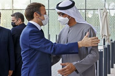 L'homme fort des Emirats, le prince héritier d'Abou Dhabi Mohammed ben Zayed Al-Nahyane, dit MBZ, a accueilli en fin de matinée le chef de l'Etat français au pavillon d'honneur de l'Exposition universelle qui se tient à Dubaï jusqu'à la fin mars.