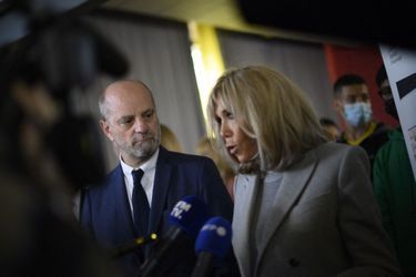 Jean-Michel Blanquer et Brigitte Macron jeudi lors d'un déplacement au college Modigliani sur le thème du harcèlement scolaire. 