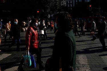 Des passants portant des masques en Chine.