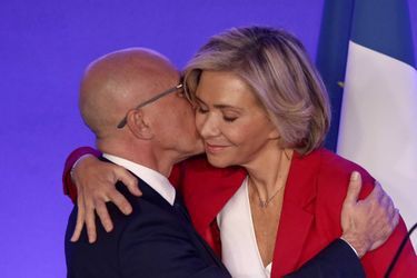 Etreinte entre Valérie Pécresse et Eric Ciotti après la victoire de la présidente de la région Ile-de-France, le 4 décembre 2021.