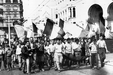Les drapeaux français dans Alger en 1958.