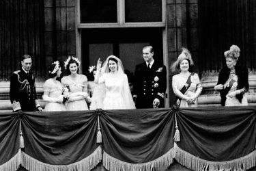 La princesse Elizabeth et le prince Philip, le 20 novembre 1947 jour de leur mariage, au balcon de Buckingham Palace  