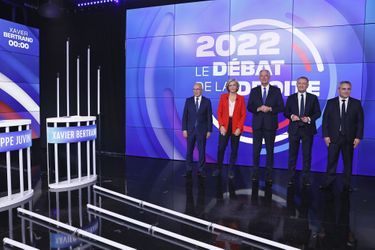 Eric Ciotti , Valérie Pécresse, Michel Barnier, Philippe Juvin et Xavier Bertrand, dimanche lors du second débat. 