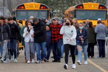 Les élèves secourus après la fusillade survenue au lycée d'Oxford mardi, dans le Michigan. 