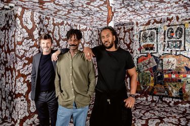 Paul-Emmanuel Reiffers, Kenny Dunkan et Rashid Johnson devant l’œuvre de ce dernier, «Two Standing Broken Men» sur un papier peint de Kenny Dunkan.
