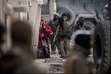 Ces unités mixtes (à droite et au centre, on reconnaît des femmes) investissent les logements pour débusquer les terroristes. Dans le quartier de Ghwayran, le 27 janvier.