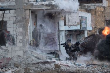 Assaut des forces antiterroristes contre le dernier rebelle qui se cache dans cet immeuble du quartier de Ghwayran, proche de la prison, le 29 janvier vers 16 heures. Les quatre autres djihadistes se sont rendus.