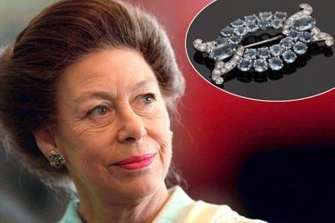 La princesse Margaret, le 15 mai 1997 – En vignette : la broche aigue-marine et diamants Cartier de la princesse Margaret vendue aux enchères le 23 novembre 2021 