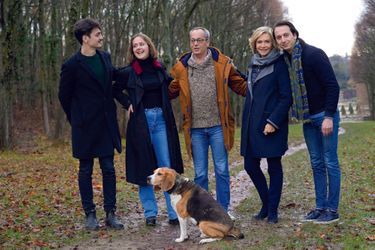 Au parc de Saint-Cloud, son bois préféré, le 5 décembre, avec leur beagle Drops, A ses côtés, son mari, Jérôme, et leurs enfants (de g. à dr.):  Clément, Émilie et Baptiste.