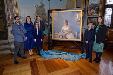 La princesse Mary de Danemark avec les princes Frederik et Vincent, les princesses Isabella et Josephine et le peintre Jesus Herrera Martinez devant son nouveau portrait au château de Frederiksborg à Hillerod, le 3 février 2022 