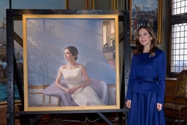 La princesse Mary de Danemark devant son nouveau portrait au château de Frederiksborg à Hillerod, le 3 février 2022 