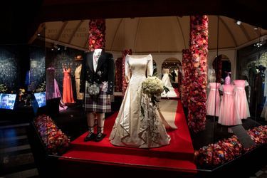La robe de mariée de la princesse Mary et la tenue portée ce jour-là par son père, d'origine écossaise, exposées au château de Frederiksborg à Hillerod le 3 février 2022