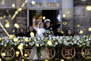 Maxima Zorreguieta et le prince Willem-Alexander des Pays-Bas avec leur famille le jour de leur mariage à Amsterdam, le 2 février 2002