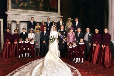 Maxima Zorreguieta et le prince Willem-Alexander des Pays-Bas avec leurs familles le jour de leur mariage à Amsterdam, le 2 février 2002
