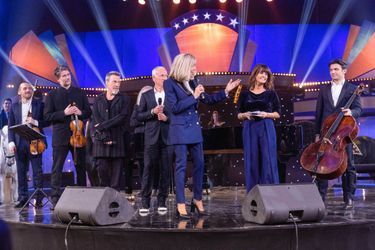 Brigitte Macron et les artistes lors de la troisième édition de «Symphonie pour la vie», un gala au profit des Pièces Jaunes.