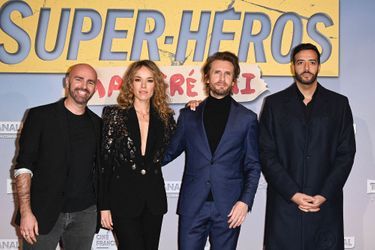 Julien Arruti, Elodie Fontan, Philippe Lacheau et Tarek Boudali à l'avant-première du film «Super-héros malgré lui» à Paris le 31 janvier 2022