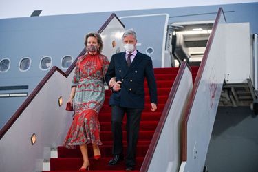 La reine Mathilde et le roi des Belges Philippe à leur arrivée à l'aéroport de Mascate, le 2 février 2022