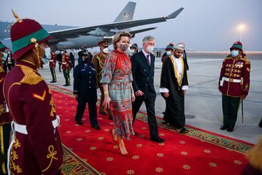 La reine Mathilde et le roi des Belges Philippe à leur arrivée à Mascate, le 2 février 2022