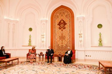 La reine Mathilde et le roi des Belges Philippe avec le prince héritier Theyazin au Sultanat d'Oman, le 2 février 2022