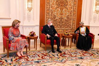 La reine Mathilde et le roi des Belges Philippe avec le prince héritier Theyazin au Sultanat d'Oman, le 2 février 2022