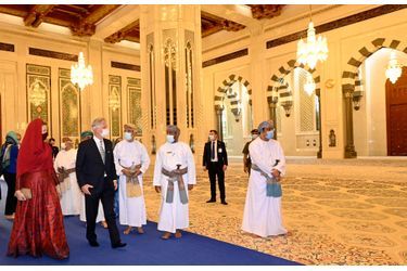 La reine Mathilde et le roi des Belges Philippe dans la Grande Mosquée du Sultan Qaboos au Sultanat d'Oman, le 3 février 2022